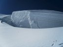 Una frattura nel ghiacciaio consente di ammirarne la stratificazione